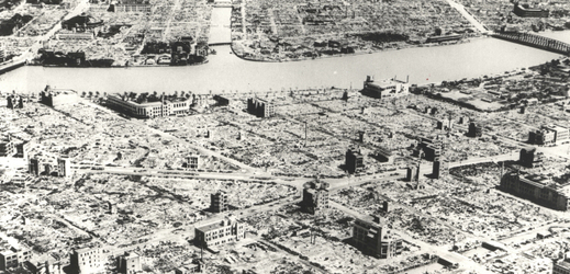Tokio po bombovém náletu z března 1945.