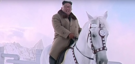 Kim Čong-un při cestě na posvátnou horu Pektu.
