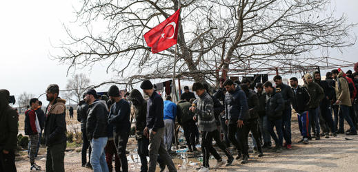 Lidé čekají na hranicích mezi Tureckem a Řeckem.