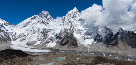 Nepál kvůli koronaviru zakázal výstupy na Mount Everest