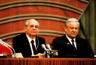 Prezident SSSR Michail Gorbačov (vlevo) a předseda Nejvyššího sovětu Ruské federace Boris Jelcin na zasedání v Kremlu v prosinci 1990.