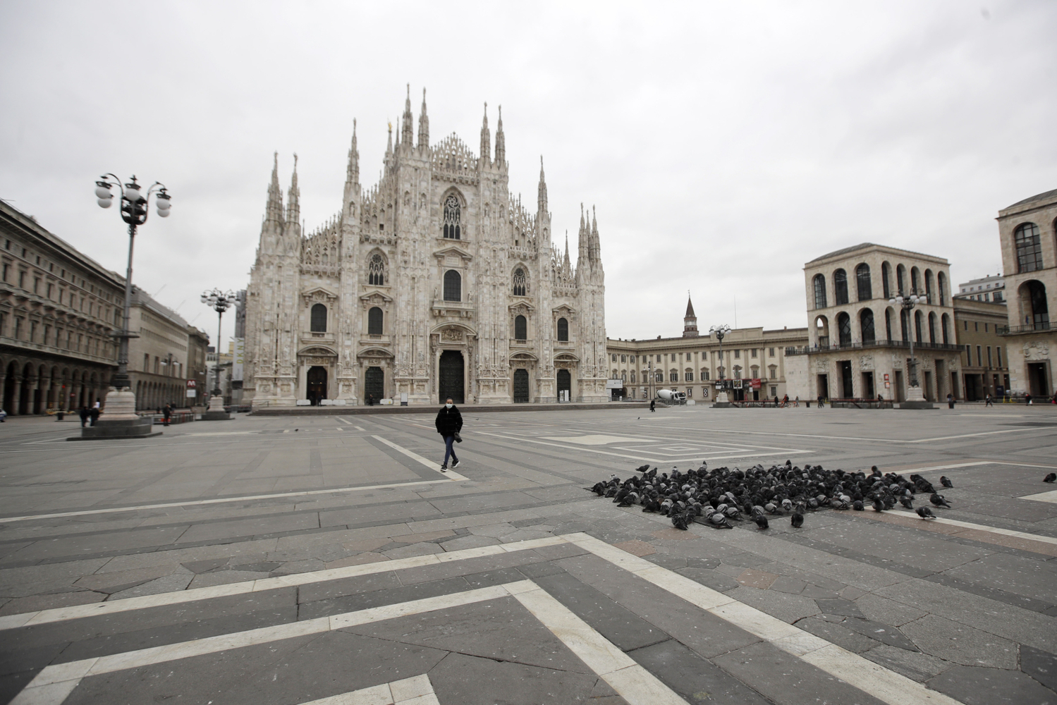Itálie je postižena nejhůře. Centrum Milána.(ČTK/AP/Luca Bruno).