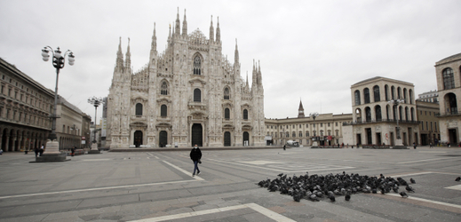 Vylidněné centrum Milána.