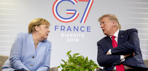 Loňský summit se konal v srpnu ve Francii, Donald Trump tam hovořil například s Angelou Merkelovou.