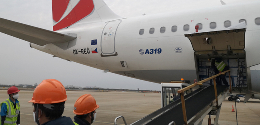 První letadlo ČSA přepravilo z Číny jeden milion roušek.