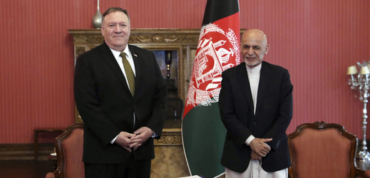 Zleva americký ministr zahraničí Mike Pompeo a afghánský prezident Ašraf Ghání.