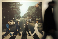 Fotografie z desky Abbey Road v muzeu kapely Beatles.