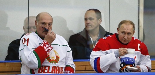 Sport? Nejlepší alternativní medicína, tvrdí běloruský prezident (na snímku vlevo).