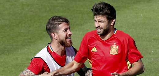 Sergio Ramos (vlevo) a Gerard Piqué při tréninku španělské repre.