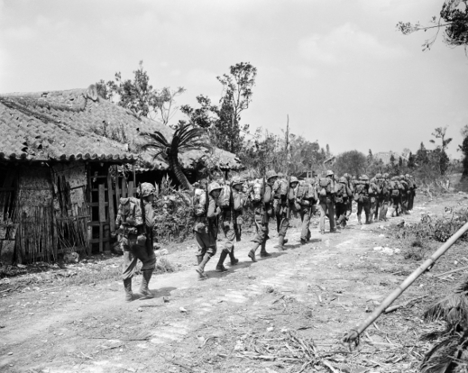Američané bojující na ostrově Okinawa.