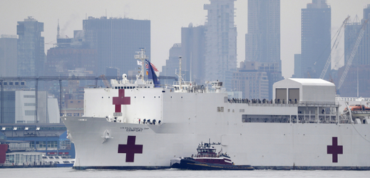 Armádní nemocniční loď USNS Comfort v New Yorku.