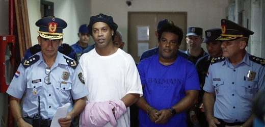 Zatčený Ronaldinho (v bílém).