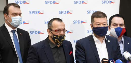 Zleva šéf poslanců SPD Radim Fiala, poslanec Jaroslav Foldyna, předseda SPD Tomio Okamura a poslanec Jan Hrnčíř.