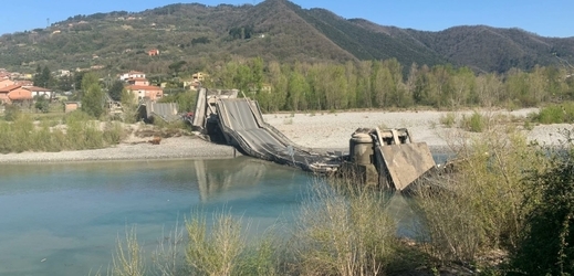 V severní Itálii se zřítil silniční most.