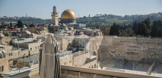 Modlící se muž v Jeruzalémě (ilustrační foto).
