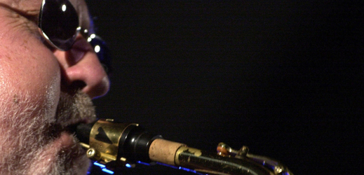 Americký altsaxofonista Lee Konitz.