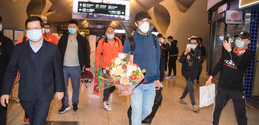 Fotografie z návratu fotbalistů Wu-chanu domů.