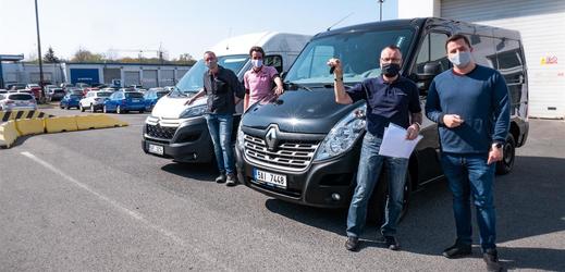 AAA Auto zapůjčilo dodávky k zavážce ochranných pomůcek pro Jedličkův ústav