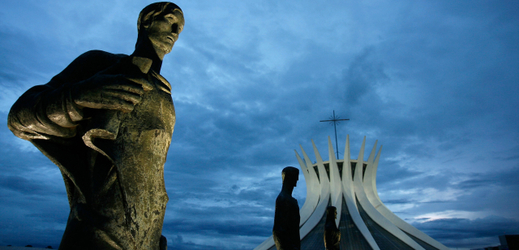 Metropolitní katedrála v Brasílii od Oscara Niemeyera.