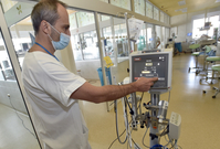Primář Tomáš Gabrhelík ukazuje přístroj pro mimotělní krevní oběh, který umí u pacientů v těch nejzávažnějších stavech nahradit funkci plic a srdce.