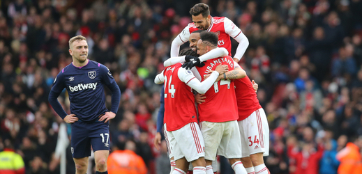 Ilustrační foto. Radost fotbalistů Arsenalu po vstřelené brance do sítě West Hamu.