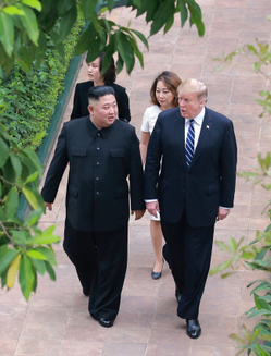 Setkání Kim Čong-una a amerického prezidenta Donalda Trumpa ve vietnamské Hanoji v roce 2019.