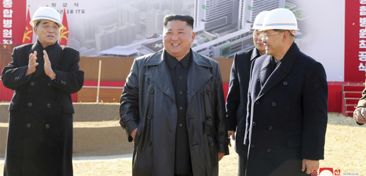 Kim Čong-un u slavnostního pokládání základního kamene pchjongjangské nemocnice v březnu 2020.