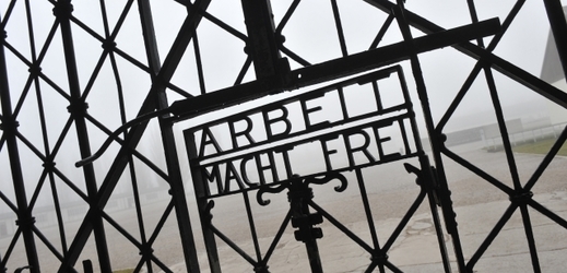 Známý nápis na bráně koncentračního tábora.