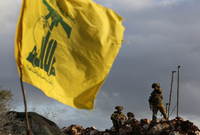 Vojáci s vlajkou Hizballáhu.