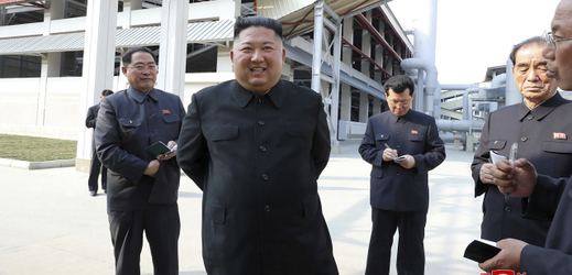 Kim Čong-un na slavnostním otevření nové továrny na hnojiva ve městě Sunčchon.