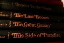 Román Velký Gatsby od Francise Scotta Fitzgeralda. Autor napsal i romány Na prahu ráje, Poslední magnát či Něžná je noc.