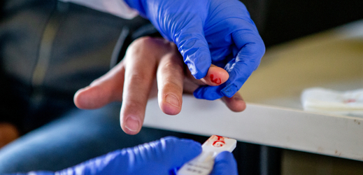 Testování pomocí rychlotestů probíhá na základě odebrání kapky krve.