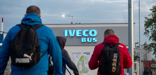 Zaměstnanci vcházející do firmy Iveco po více než měsíční odstávce.