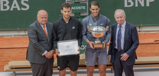 Bernard Giudicelli (vlevo) spolu s vítězem loňského Roland Garros Rafaelem Nadalem (druhý zprava), finalistou Dominicem Thiemem (druhý zleva) a Rodem Laverem.