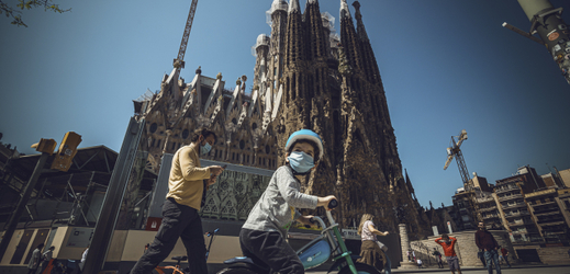 Obyvatelé Barcelony před katedrálou Sagrada Família.