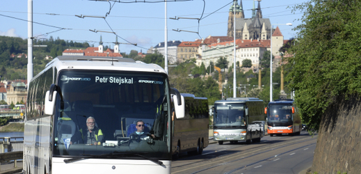Kolem 50 zájezdových autobusů demonstrativně jelo Prahou.