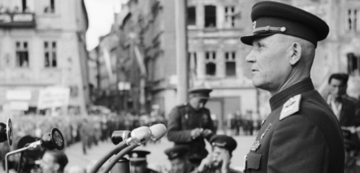 Ivan Stěpanovič Koněv na Staroměstském náměstí 6. června 1945.