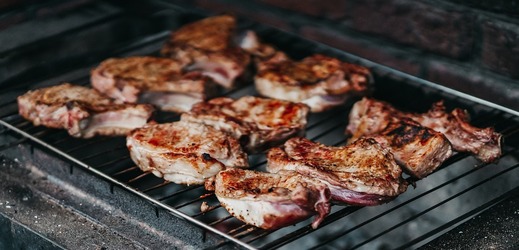 Češi grilují jednou za 14 dní vepřové maso z hypermarketu