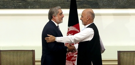 Afghánský prezident Ašraf Ghaní (vpravo) a Abdulláh Abdulláh na archivním snímku.