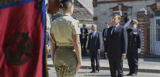 Francouzský prezident Emmanuel Macron při ceremoniálu.