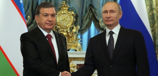 Uzbecký prezident Šavkat Mirzijojev (vlevo) a jeho ruský protějšek Vladimir Putin.