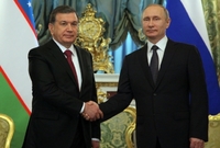Uzbecký prezident Šavkat Mirzijojev (vlevo) a jeho ruský protějšek Vladimir Putin.