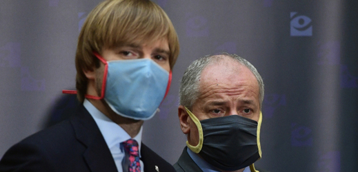Ministr zdravotnictví Adam Vojtěch (vlevo) a jeho náměstek Roman Prymula.