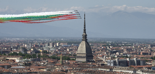 Letky nad Turínem u příležitosti oslav 74. výročí založení Italské republiky a jako vyjádření jednoty národa v koronavirové krizi.