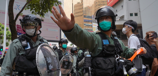Policisté zasahují při demonstraci v Hongkongu.