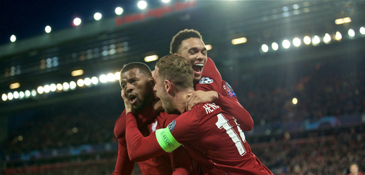 Fotbalisté Liverpoolu slaví vstřelený gól.