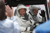 Astronauti Douglas Hurley (vlevo) a Robert Behnken před nástupem na palubu lodi 27. května, než se start rakety odvolal. 