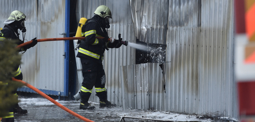 Zásah hasičů s použitím proudnice (ilustrační foto).
