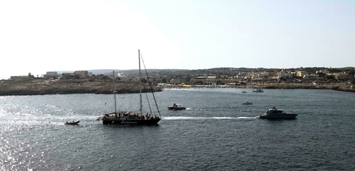 Lodě u ostrova Lampedusa (ilustrační foto).