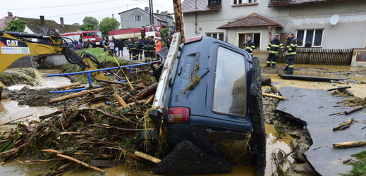 Škody po povodni v obci Břevenec.
